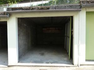 une porte de garage est ouverte dans un bâtiment dans l'établissement Chez Jacques - Balcon et Garage, à Clermont-Ferrand