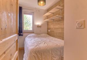 a bedroom with a bed and a window at A 4, découverte de la montagne - 80m des pistes in Val Louron