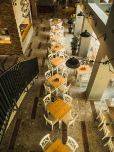 widok na stoły i krzesła w restauracji w obiekcie The Five Elements Hotel and SPA w mieście Saparewa Banja