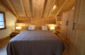 a bedroom with a large bed with two pillows at VAUJANYLOCATIONS - Chalet de la Cîme in Vaujany