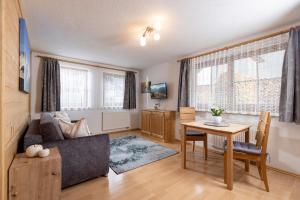 salon z kanapą i stołem w obiekcie Appartement Summerer Peter w Mayrhofen