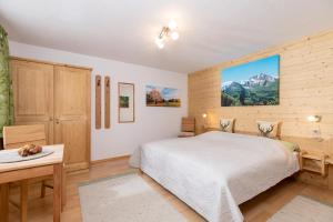 sypialnia z łóżkiem, stołem i biurkiem w obiekcie Appartement Summerer Peter w Mayrhofen