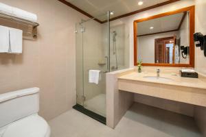 y baño con aseo, lavabo y ducha. en Nam Cuong Hai Duong Hotel en Hải Dương