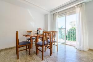 a dining room with a table and chairs and a window at MalagaSuite Torremolinos Lovely & Comfy in Torremolinos