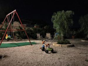 un bambino che gioca con un giocattolo in un parco giochi di Casale Galati a Sciacca