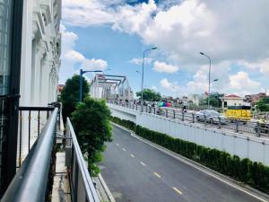 eine Brücke über eine Straße mit Autos auf einer Autobahn in der Unterkunft Hương Cảng Homestay in Haiphong