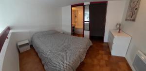 ein Schlafzimmer mit einem Bett in der Ecke eines Zimmers in der Unterkunft Bright duplex with magnificent sea view in Saint-Mandrier-sur-Mer