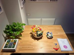 un tavolo di legno con una ciotola di caramelle sopra di Relax in Milano - Ventura - Lambrate - Città Studi a Milano