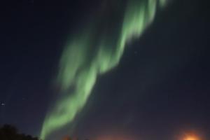 uma imagem das luzes do norte no céu em Hammarstrand Budget Hotell- Lergodset em Hammarstrand