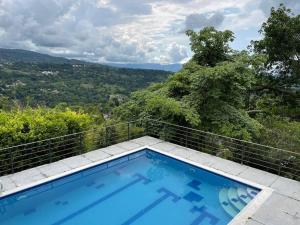 a swimming pool with a view of the mountains at Encantadora Finca privada con piscina, El Mirador in Fusagasuga