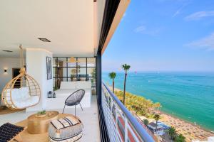 einen Balkon mit Meerblick in der Unterkunft SAVANNA BEACH. Amazing apartment with jacuzzi in Torremolinos