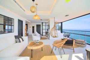 ein Wohnzimmer mit einem weißen Sofa und einem Tisch in der Unterkunft SAVANNA BEACH. Amazing apartment with jacuzzi in Torremolinos