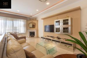 Μια τηλεόραση ή/και κέντρο ψυχαγωγίας στο LUX VILLA with amazing BBQ, Pool Area & WIFI by 360 Estates
