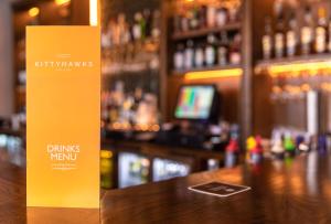 um bar com um menu de bebidas no balcão em Carlton Hotel Dublin Airport em Cloghran