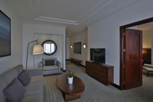 危地馬拉的住宿－危地馬拉皇家洲際酒店，客厅配有沙发和桌子