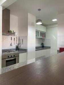 eine Küche mit weißen Wänden und einer Arbeitsplatte in der Unterkunft Ampio Balcone in Buenos Aires