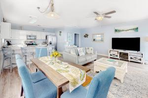 comedor y sala de estar con mesa y sillas en Blue Dolphin 301, en Fort Walton Beach
