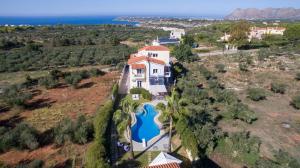 una vista aérea de una casa grande con piscina en Ifigeneia's Luxury Resort with Private Hot Tub, en Kalathas