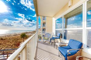 balcón con sillas y vistas a la playa en Blue Dolphin 301, en Fort Walton Beach