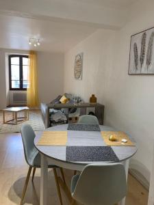 una sala da pranzo con tavolo e sedie in una stanza di Aubenas : Beau studio, proche du château ad Aubenas