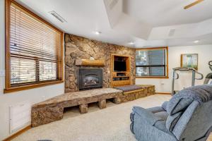 ein Wohnzimmer mit einem Steinkamin in der Unterkunft Golf Course Executive in Flagstaff