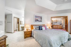 ein Schlafzimmer mit einem großen Bett und einem Spiegel in der Unterkunft Golf Course Executive in Flagstaff