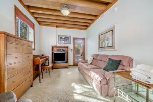 ein Wohnzimmer mit Sofa und Klavier in der Unterkunft Golf Course Executive in Flagstaff