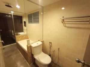 uma casa de banho com um WC, um lavatório e um chuveiro em InstaStay 2-Unit Marina Island Teluk Batik View Lagoon - 1 Bedroom Queen Bed & 2 Single Bed em Lumut
