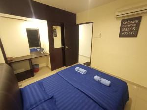 um quarto com uma cama azul com duas chávenas em InstaStay 2-Unit Marina Island Teluk Batik View Lagoon - 1 Bedroom Queen Bed & 2 Single Bed em Lumut