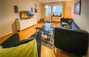 Sala de estar con 2 sofás y mesa de centro en 1 Bedroom Awesome Apartment In Hyltebruk en Hyltebruk