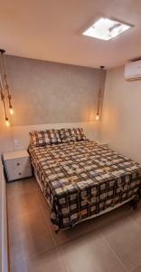 1 dormitorio con 1 cama en una habitación en @Paradise_Bahia-Village Novo 2 Suítes Pé na Areia e Vista Mar em Itacimirim en Itacimirim