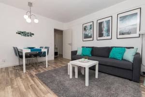 a living room with a couch and a table at Casa do Nilo in Sesimbra