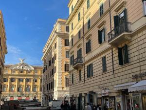 un groupe de bâtiments dans une rue urbaine dans l'établissement Fair Suite Roma Termini, à Rome