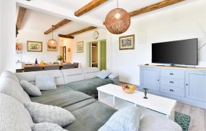 uma sala de estar com um sofá e uma televisão em Cozy Home In Kumrovec With Kitchen em Kumrovec