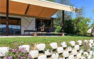 Vonkajšia záhrada v ubytovaní Stunning Home In Kumrovec With Sauna