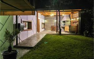 Vonkajšia záhrada v ubytovaní Stunning Home In Kumrovec With Sauna
