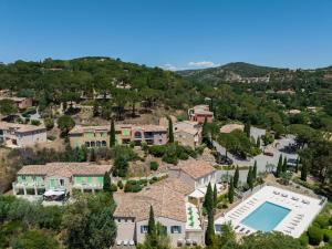 z góry widok na dom z basenem w obiekcie Garden & City Les Bastides de Grimaud w mieście Grimaud