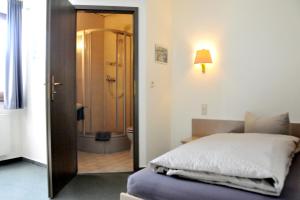 Postel nebo postele na pokoji v ubytování Hotel Garni Haus Dornheim