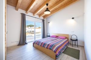 sypialnia z łóżkiem i widokiem na ocean w obiekcie Porta 27 w mieście Silves