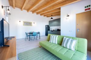 - un salon avec un canapé vert et une table dans l'établissement Porta 27, à Silves
