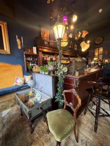 un bar con un baúl viejo en una habitación en The Gin Lounge Rooms en Ilkley