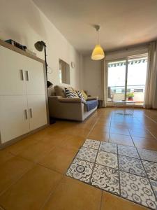Posezení v ubytování South facing 1 bed apartment, near beach + 12 fotografií