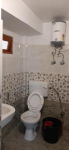 カリンポンにあるKusuman Homestayのトイレと洗面台付きのバスルーム