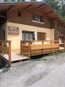 budynek z drewnianą rampą przed nim w obiekcie CHALET L'Eyssinette Appartement 8 a 10 couchages w mieście Vars