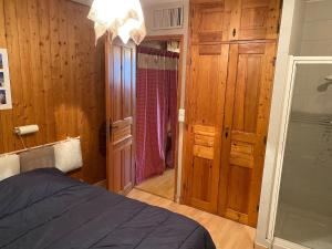 sypialnia z łóżkiem i kabiną prysznicową w obiekcie CHALET L'Eyssinette Appartement 8 a 10 couchages w mieście Vars