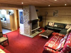 salon z kanapą i kominkiem w obiekcie CHALET L'Eyssinette Appartement 8 a 10 couchages w mieście Vars
