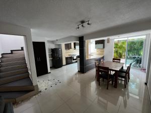 a kitchen and dining room with a table and chairs at Casa Lían in Cuernavaca