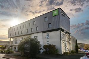 ベグルにあるibis Styles Bordeaux Beglesの看板が貼られた白い大きな建物