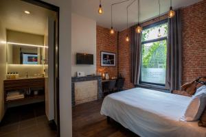 a hotel room with a bed and a window at Rock Lobster City Lodge in Antwerp