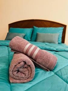 um par de toalhas sentadas em cima de uma cama em Hijauan Studio Unit @ Ocean View Resort em Porto Dickson